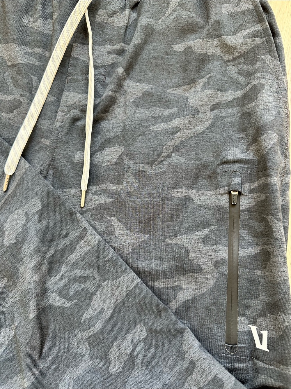 Vuori Camo Sunday Performance Joggers with White Drawstring retail $110 - Picture 2 of 7